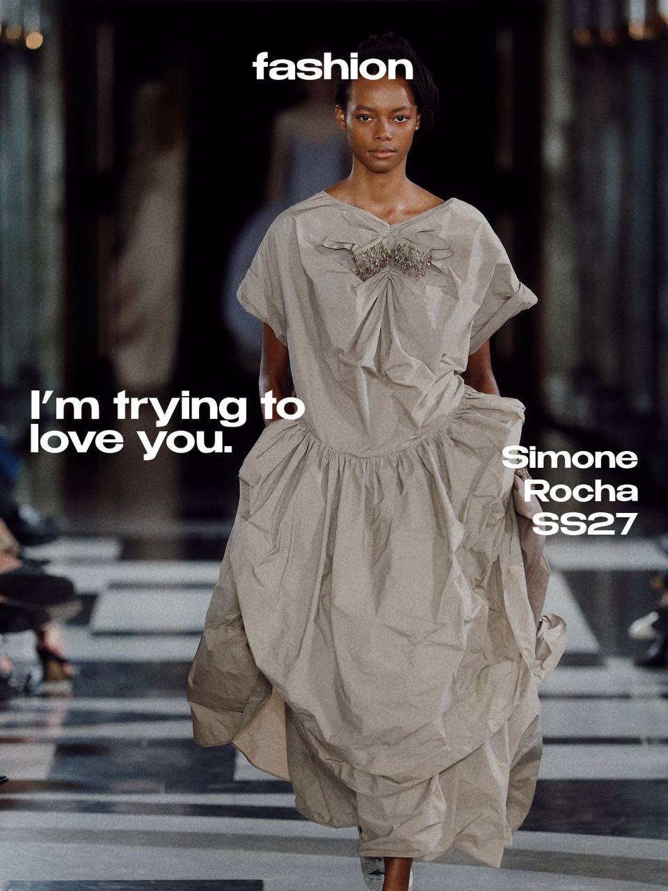 I’m trying to love you.

For SS27, @simonerocha_ searches for beauty where it was never meant to be found. Inspired by the rediscovery of Caravaggio’s The Taking of Christ, romance becomes something hidden, wounded and unexpectedly sacred.

Roses grow around the body, organza slips fall as if disturbed, while cocooned volumes protect what remains underneath. Delicacy meets leather, intimacy becomes spectacle and the ordinary is touched by something almost divine.

There is love here, but never without tension. The kind that clings, bruises and survives. A beauty made more precious by the possibility that it could have remained unseen.